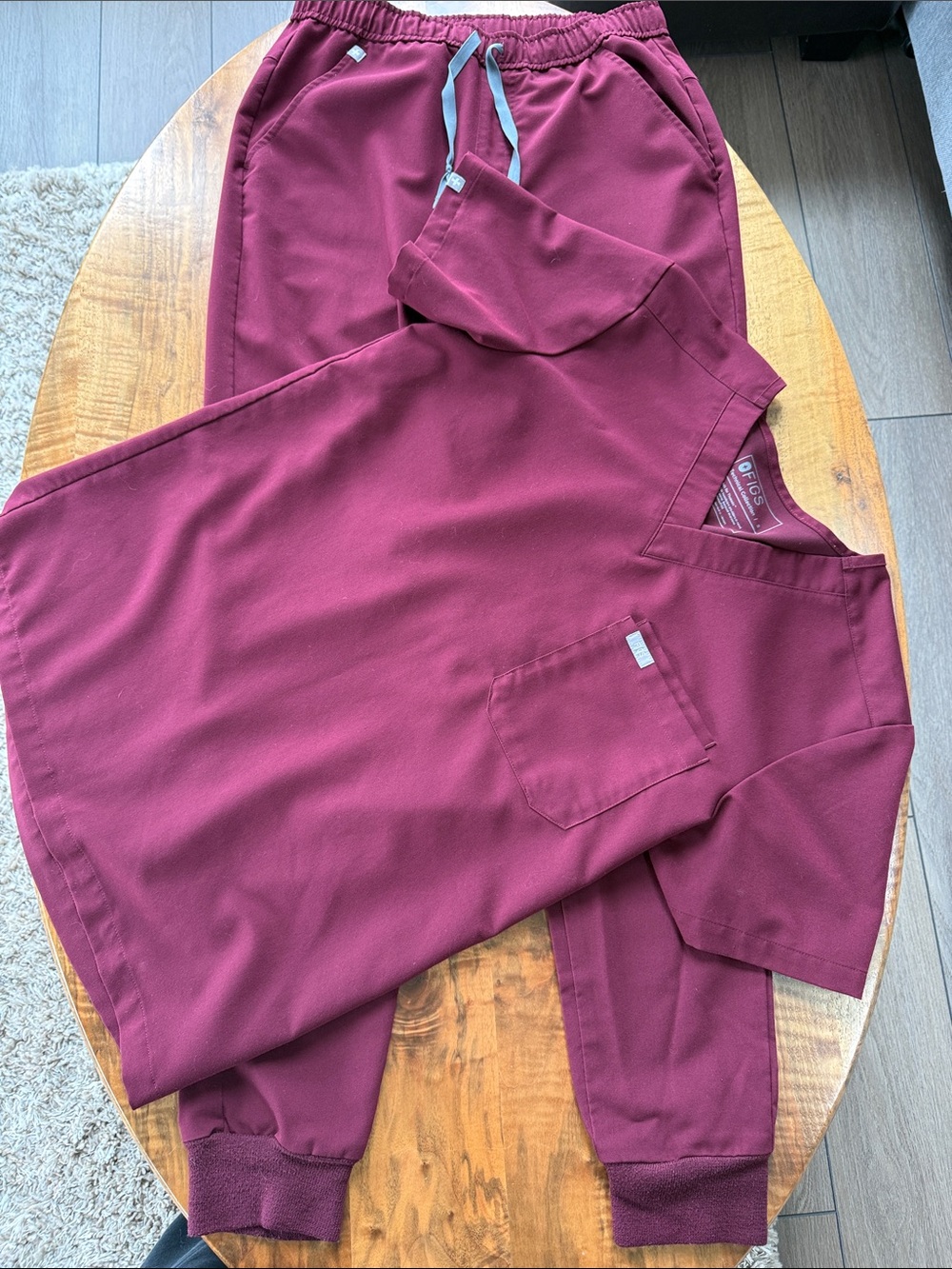 Figs burgundy V-Neck Scrubs Top & Jogger Set (technical collection) unisex small